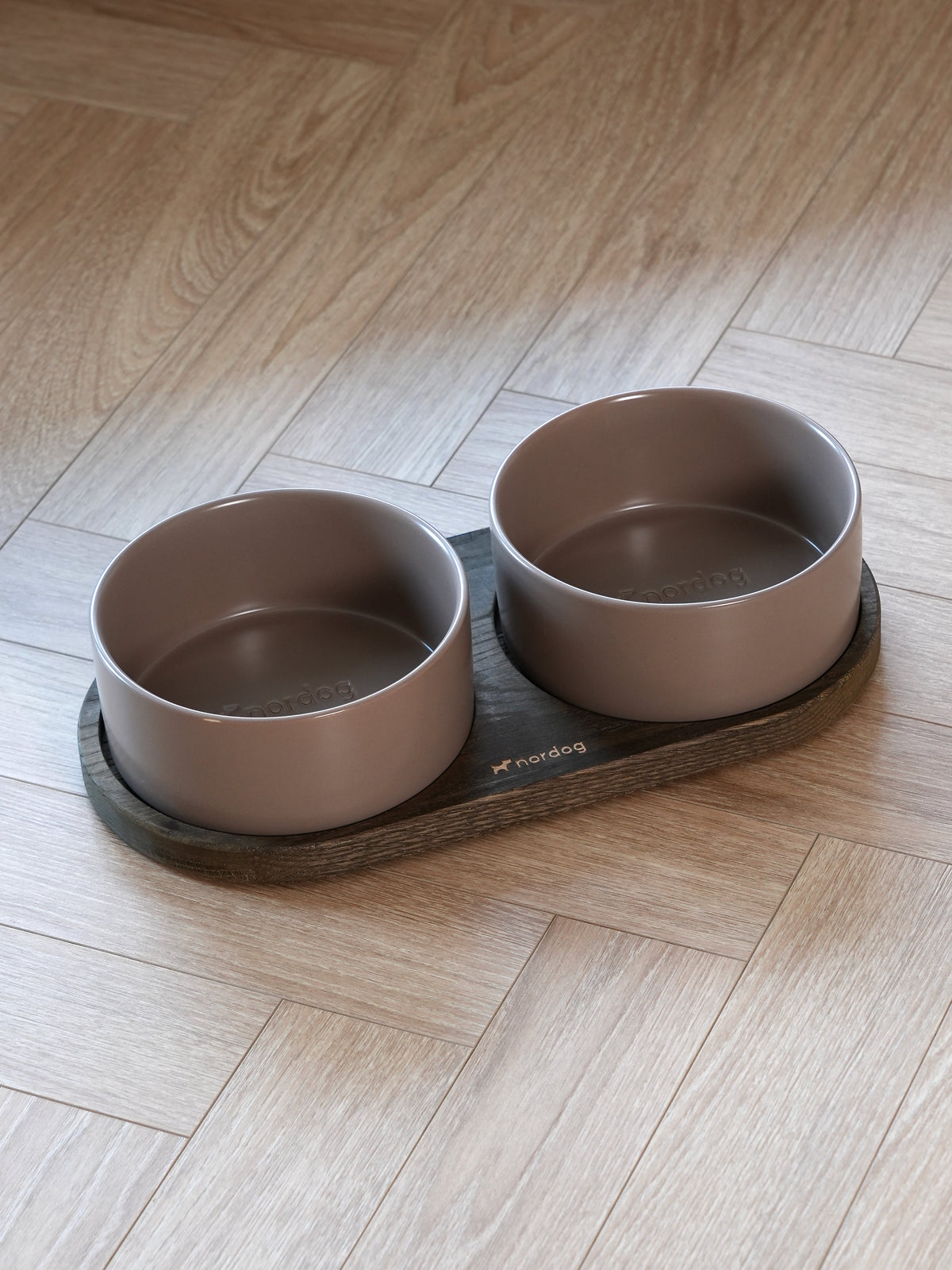 Nordog Barcelona — smoked oak with mocca ceramic bowls in use