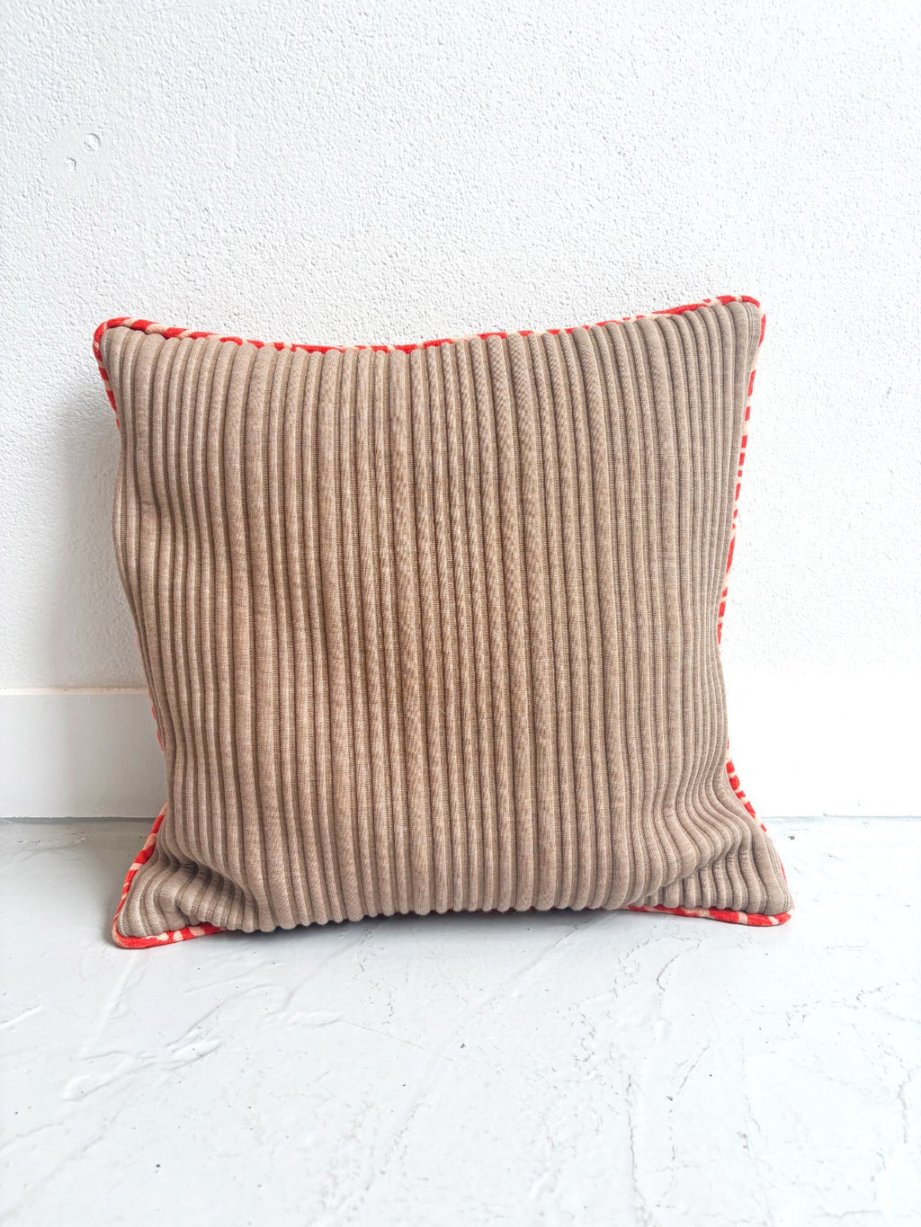 Pillow Oscar — front view