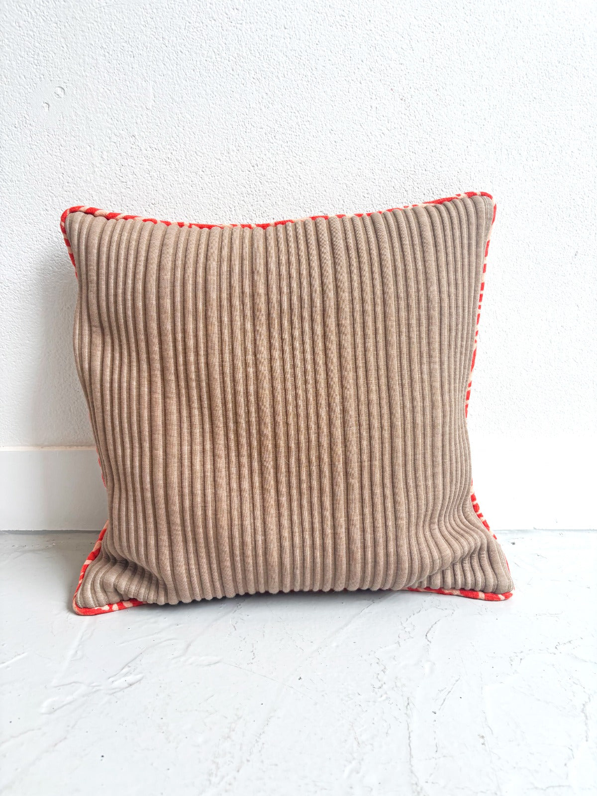 Pillow Oscar — front view